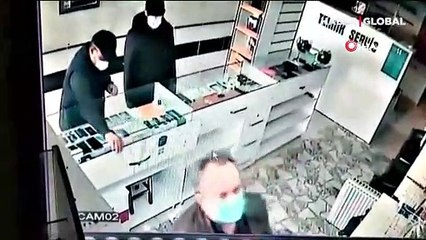 Kırılmaz cam alma bahanesiyle cep telefonu çaldılar