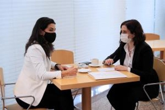 Ayuso defiende la censura parental por las amenazas de la ley Celaá y las feministas