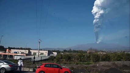 Ätna spuckt Rauch und Asche