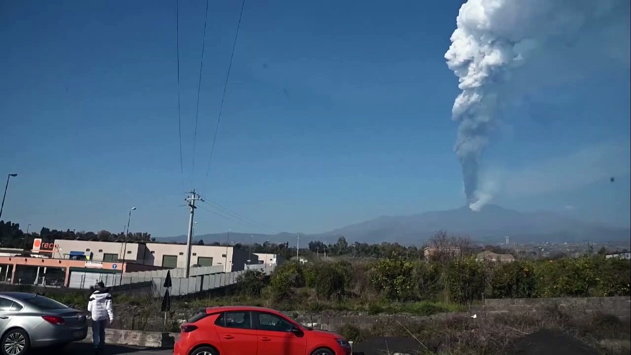 Ätna spuckt Rauch und Asche