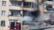 MERSİN - Apartmanda çıkan yangında mahsur kalanları itfaiye ekibi kurtardı