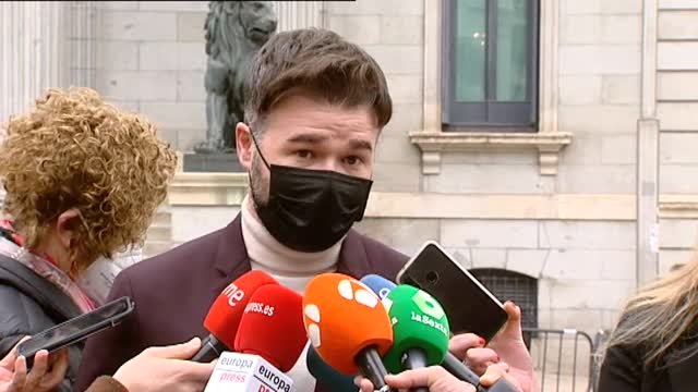 Rufián afirma que el PSOE vive en una fantasía por bloquear la comparecencia del rey en el Congreso