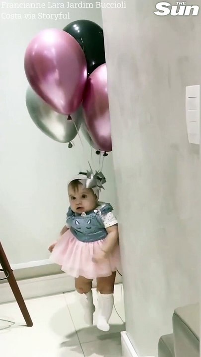 طفلة تطير في الهواء بالبالونات: فيديو مضحك