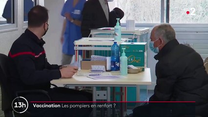 Coronavirus - Dans un centre de vaccination contre le Covid-19 de Melun, les pompiers apportent leur aide au quotidien - VIDEO