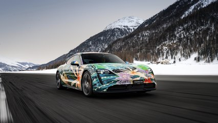 La Porsche Taycan Artcar de Richard Phillips en vidéo