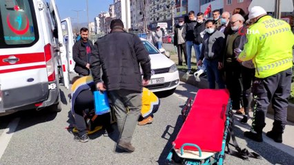Kadın sürücünün çarptığı yaşlı kadına yoldan geçen sağlık görevlisi müdahale etti