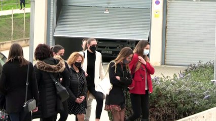 La exnovia de Álex Casademunt llega al último adiós del cantante