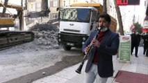 ELAZIĞ - Amatör müzisyen, ağır hasarlı binaların yıkımına klarnetiyle eşlik ediyor