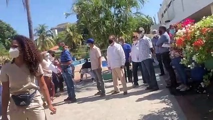 Colegio Médico abarrotado de personas a la espera de vacunas