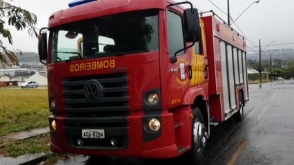 Audi pega fogo no Bairro Morumbi e Corpo de Bombeiros é acionado para combate