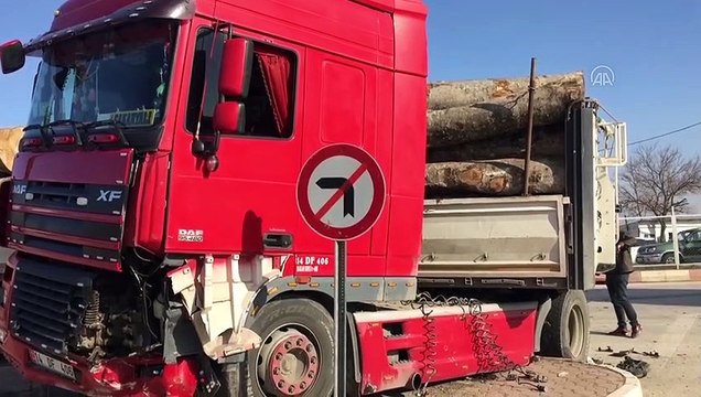 BURSA - Tırla çarpışan hafif ticari araçtaki 2 kişi yaralandı