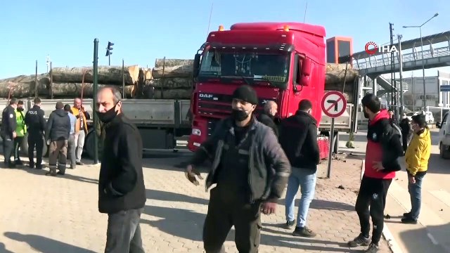 Tomruk yüklü tır kamyoneti böyle biçti- Hafif ticari araç ile tomruk yüklü tır çarpıştı: 2 yaralı- Kırmızı ışıkta geçmeye çalışan kamyonet tırın altında kaldı