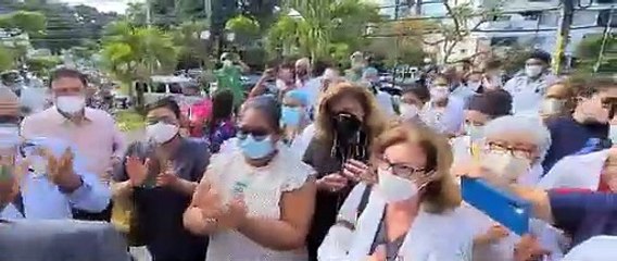 Así fue recibido Plutarco Arias a su llegada al Centro Unión Médica de Santiago