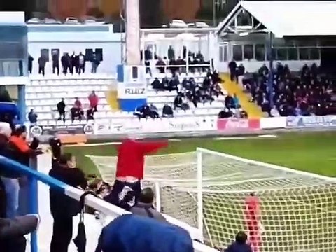 Ce supporter essaie de déconcentrer un joueur qui tire un penalty ! Et ça marche bien