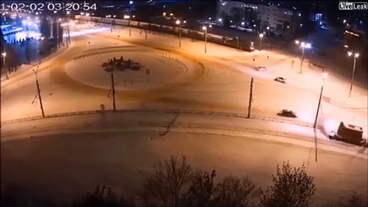 Ce conducteur n'a pas vu le train arriver et va avoir beaucoup de chance