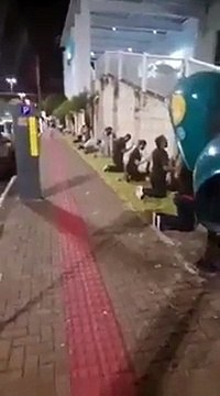 Colapso em SC: Pessoas rezam em frente a hospitais pelas vitimas de COVID