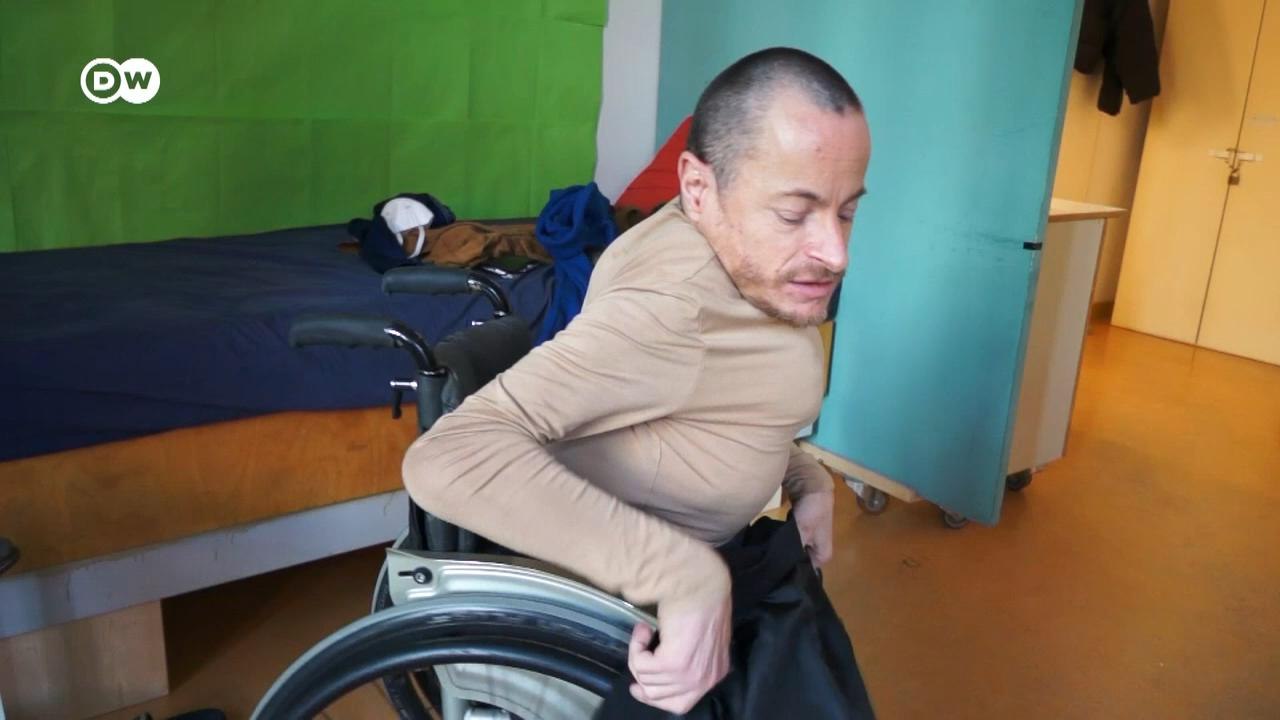 Schauspieler im Rollstuhl, Moslem - und schwul