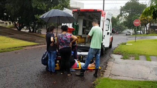 Mulher sofre desmaio e é atendida pelos socorristas do Samu, no Coqueiral