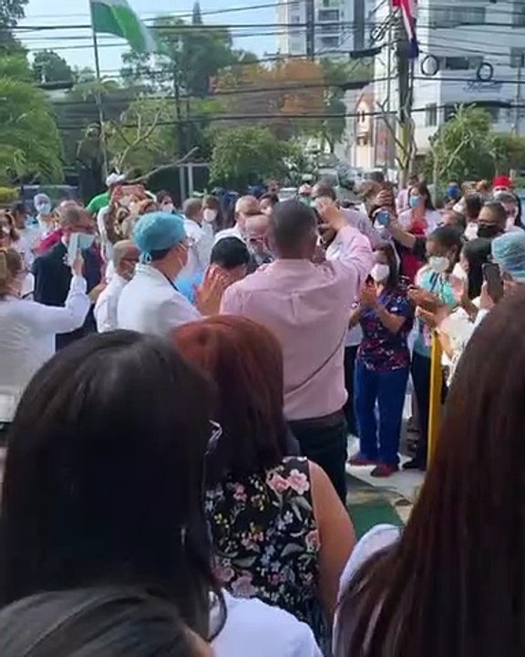 Exministro Salud Plutarco Arias recibido con algarabía en Santiago; dice dejó país con mejor control de covid-19