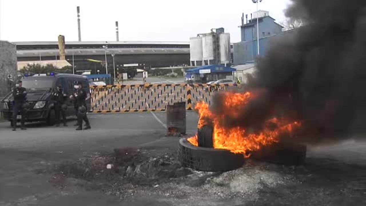 Los trabajadores de la antigua Alcoa siguen en pie de guerra