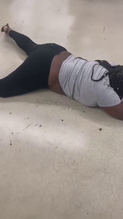Lady runs m@d in supermarket after taking an overdose of h@rd drvgs