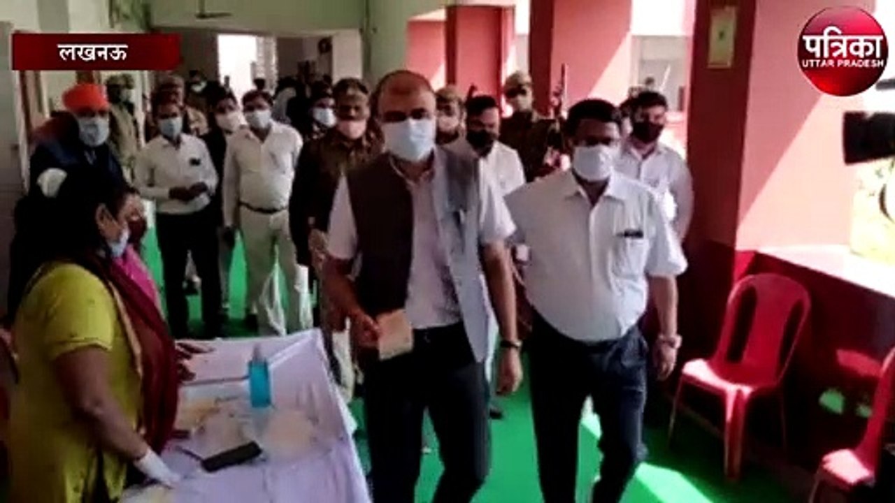जिलाधिकारी अभिषेक प्रकाश ने ली कोविड वैक्सीन की...
