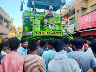 हार्वेस्टर ने बाइक सवार वृद्ध का पैर कुचला, लोगों में आक्रोश