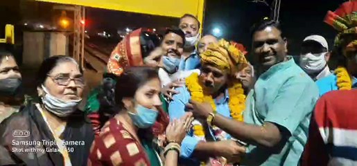 गोरखपुर-बांद्रा ट्रेन स्टापेज शुरू, व्यापारी संगठन ने किया ट्रेन चालक का स्वागत