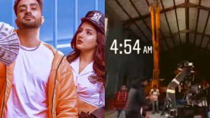Pavitra Punia और Eijaz Khan मीडिया के सामने ही हुए रोमांटिक; Check Out |FilmiBeat
