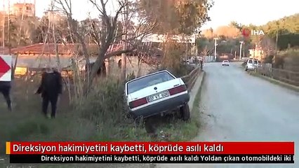 Direksiyon hakimiyetini kaybetti, köprüde asılı kaldı