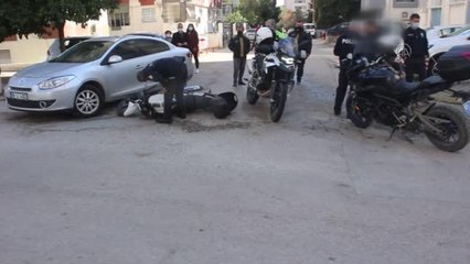 Motosikletiyle trafik ekiplerinden kaçmaya çalışan ehliyetsiz sürücü kaza yapınca yakalandı