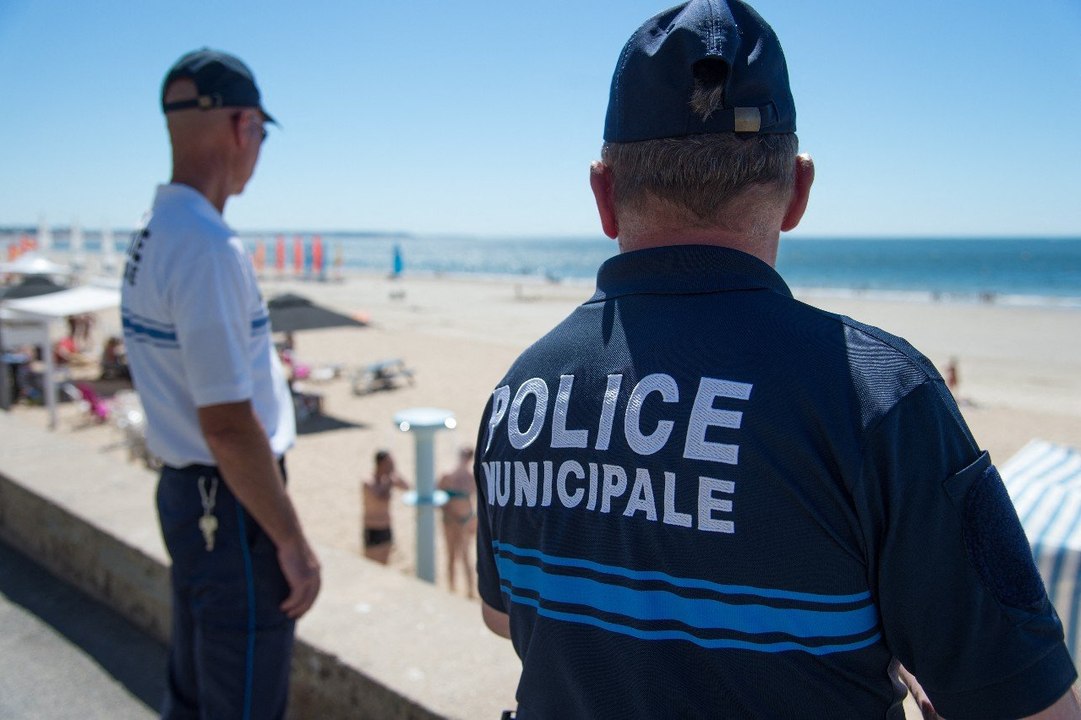 En plein couvre-feu, un joggeur part à la nage pour échapper aux policiers