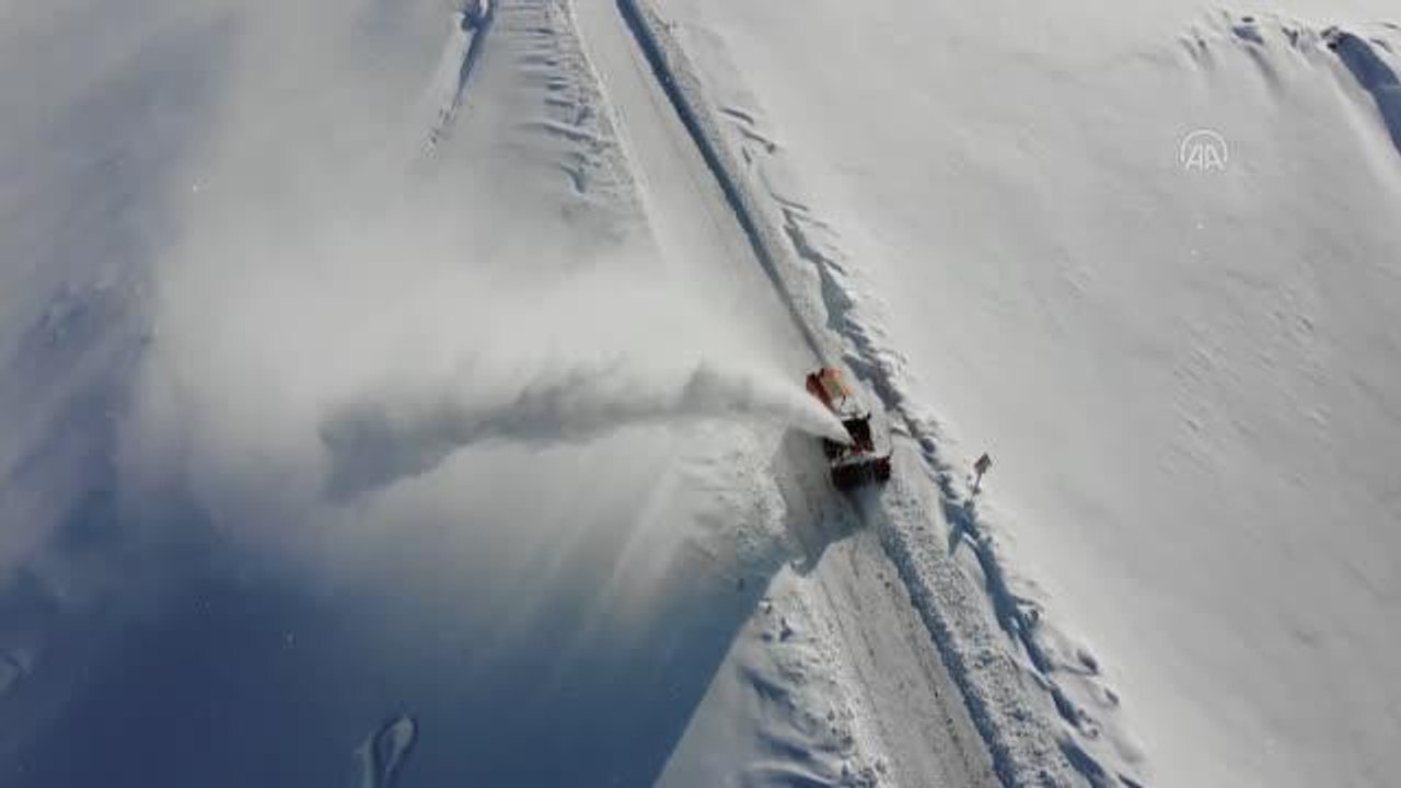Karla mücadele ekipleri kardan kapalı yolları açık tutmak için gece gündüz görev yapıyor