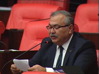 Aydın Çine'de 60 yaş üstü 2 öğretmenin canlı derslere girmeleri engelleniyor.  Bu öğretmenlerin yerine İl Milli Eğitim Müdürü'nün akrabası olan bir kişinin görevlendirildiği iddia ediliyor.  Bu skandal iddialarla ilgili bir an önce açıklama yapılmalıdır.