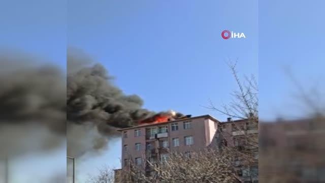 - Eyüpsultan Yeşilpınar'da bir apartmanın çatısı alev alev yandı.