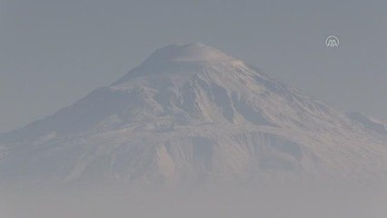 "Türkiye'nin çatısı" olarak nitelendirilen Ağrı Dağı'nın Kars'a yansıyan manzarası ilgi çekiyor