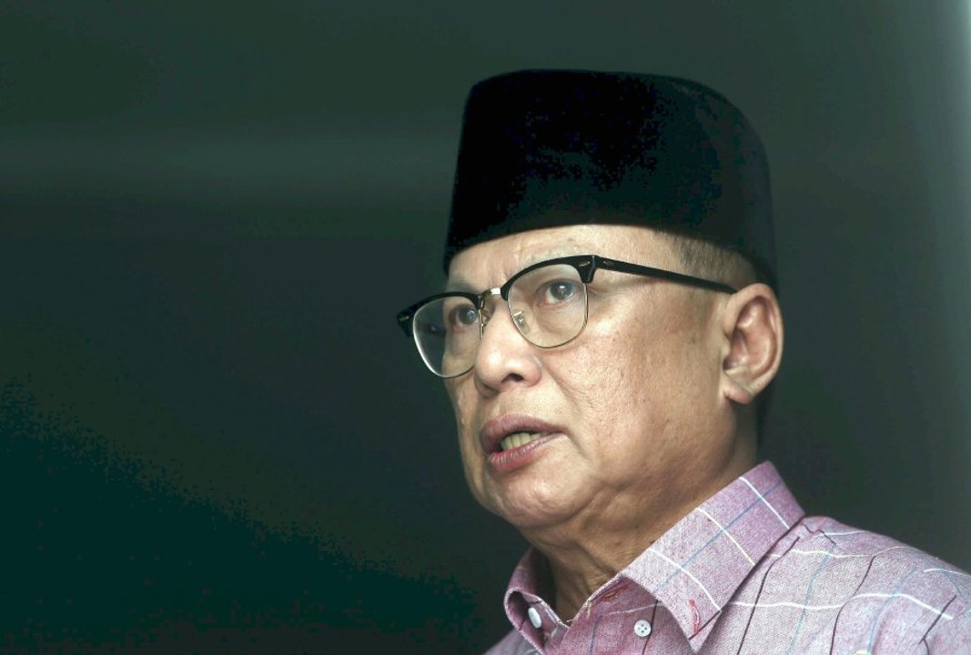 Puad Zarkashi akur pada perintah mahkamah, turunkan hantaran Facebook