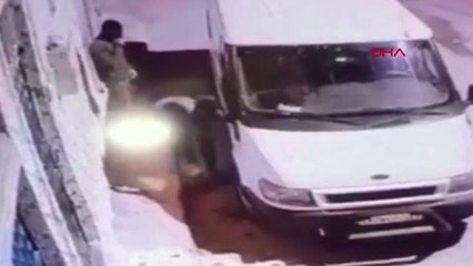 ŞANLIURFA Park halindeki minibüsün ateşe verildiği anlar kamerada