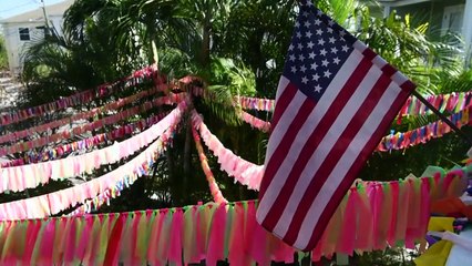 Dans un jardin de Floride, des rubans suspendus pour chaque victime du Covid