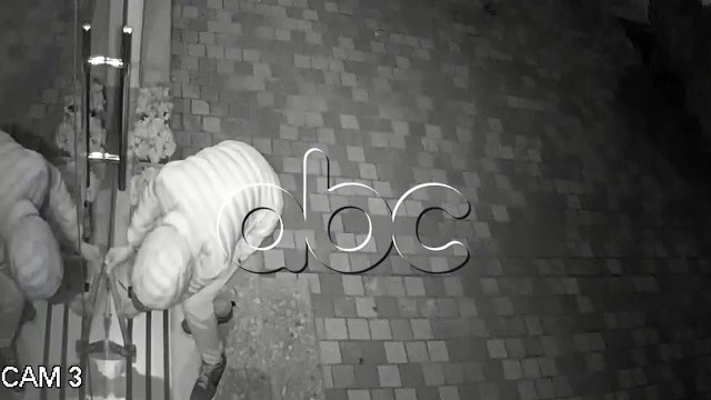 Thyen deren me sqepar, momenti kur grabitesi futet ne dyqanin e telefonave ne Vlore_