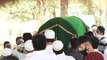 Gauahar Khan Father Funeral FULL VIDEO | गौहर खान के पिता की अंतिम विदाई | Boldsky