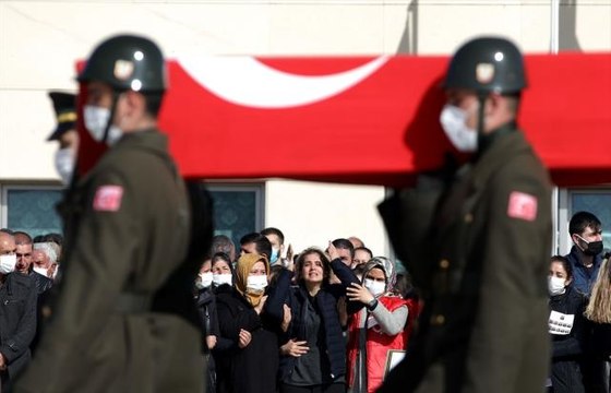 Sevdiğine son bakış! Şehitlerin uğurlandığı törene 1 yaşındaki oğluyla kalan acılı eşin bakışları damga vurdu