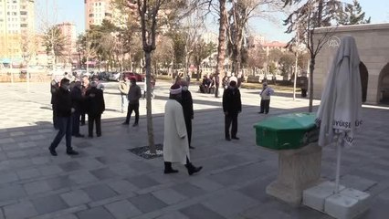 Eski eşi tarafından silahla öldürülen kadının cenazesi toprağa verildi