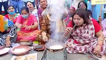 महिला कांग्रेस की कार्यकर्ताओं ने चूल्हे पर बनाई रोटी