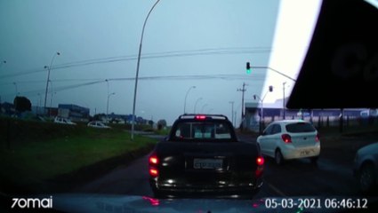 Câmera onboard mostra colisão entre Ford Ka e Corsa na Avenida Rocha Pombo