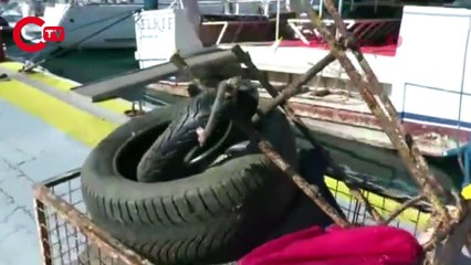 Deniz altından çıkan çöpler görenleri şaşkına çevirdi