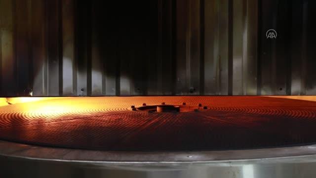 Türk Kızılaydan Erbil'de mülteci kampı sakinlerine ekmek yardımı