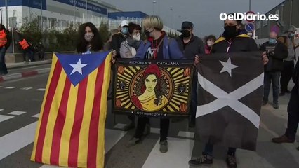 El rey y Sánchez llegan a la planta de Seat en medio de algunas protestas