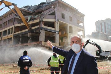 Rize'de 23 hektarlık alanda riskli binaların yıkımı başladı
