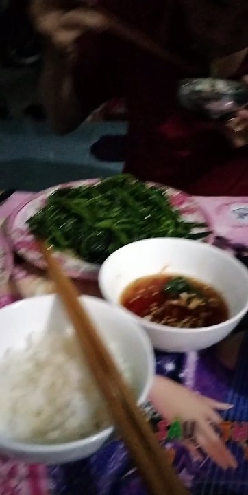 Cá rô chiên giòn .rau lan xào tỏi chấm nuoc mắm chua cay